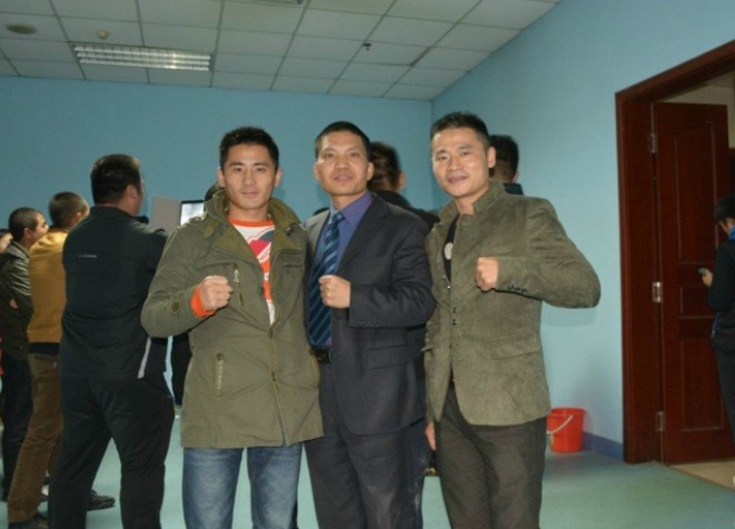 與王偉、武林風(fēng)教練合影